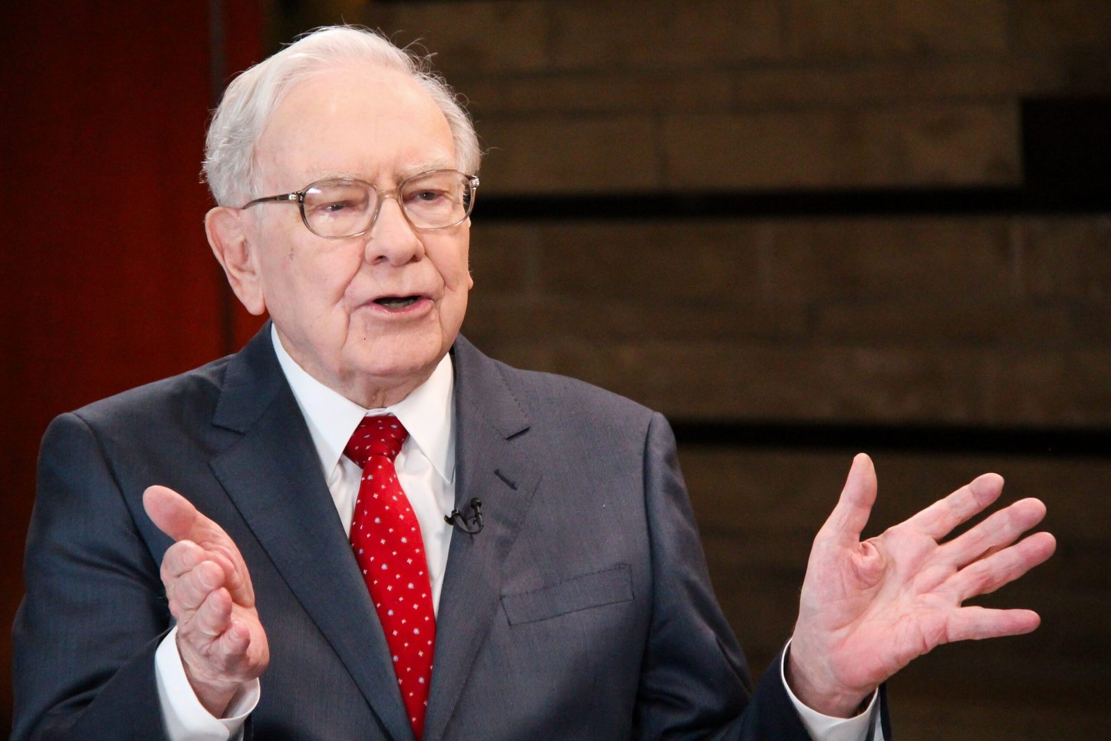 Warren Buffett Sells Stocks, Boosting Berkshire Hathaway’s Cash to Record