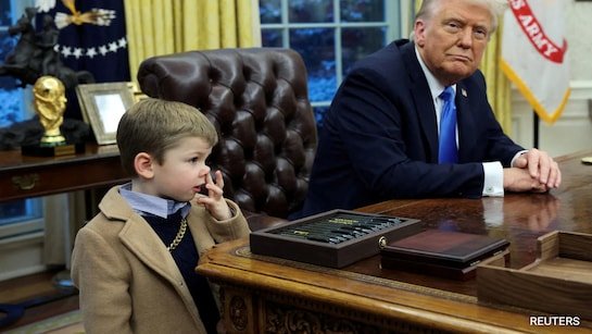 Trump Clears Desk in Office After Musk’s Son of 13 Seen Picking Nose, Wiping Fingers